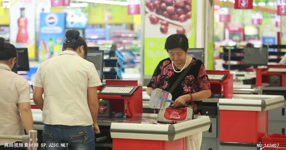 超市商场购物 家庭主妇市民生蔬菜活市场买东西 实拍高清视频素材SP049超市收银员003