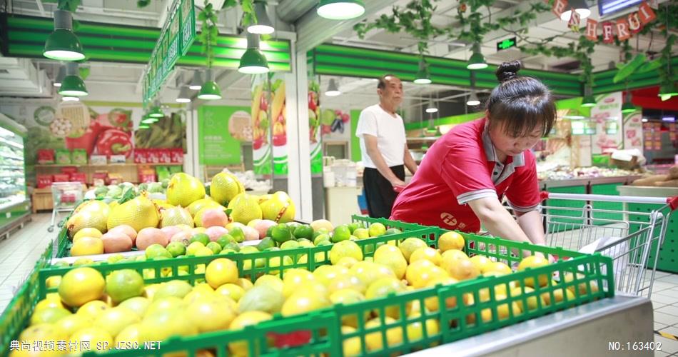 超市商场购物 家庭主妇市民生蔬菜活市场买东西 实拍高清视频素材SP049超市售卖员摆水果001