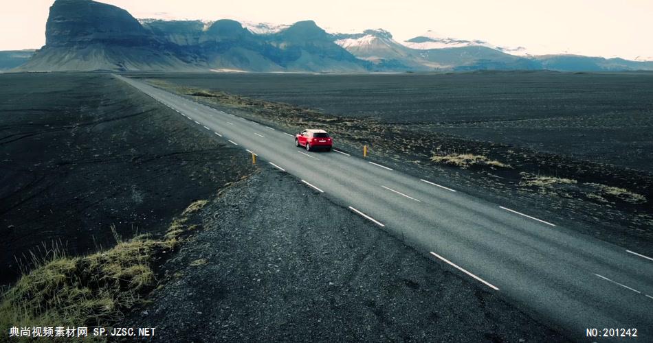 行驶在美丽山野道路的汽车