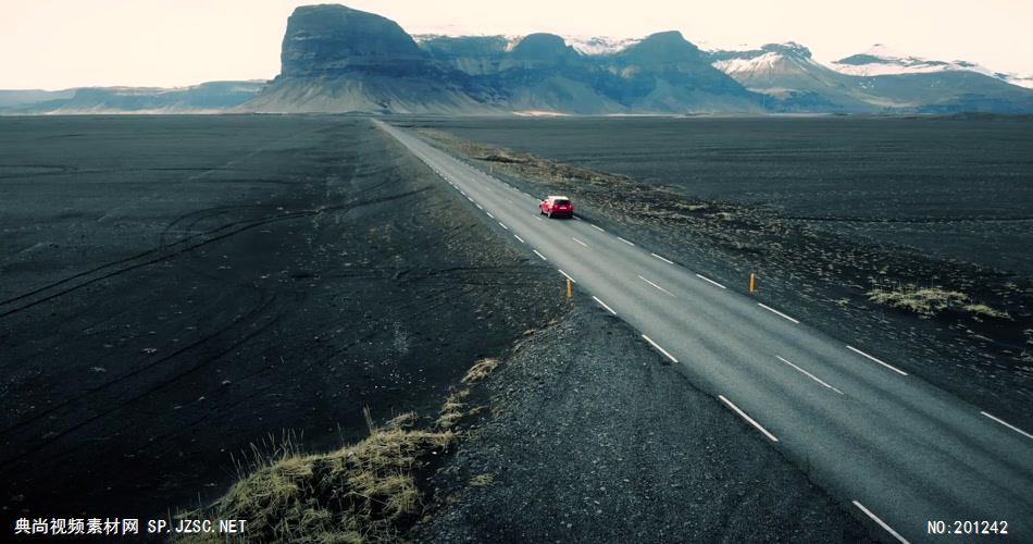 行驶在美丽山野道路的汽车