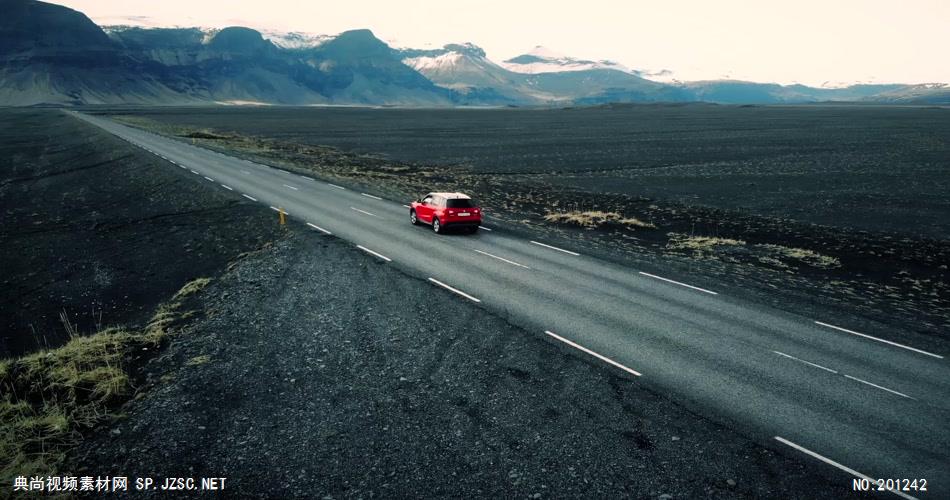 行驶在美丽山野道路的汽车